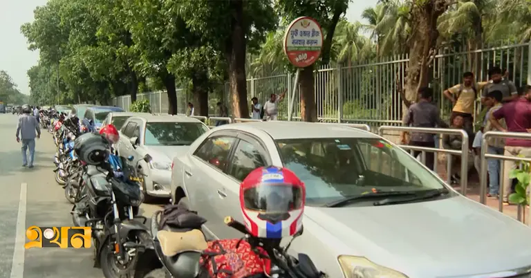 তেল নিতে অপেক্ষায় থাকা যানবহনের দীর্ঘ লাইন